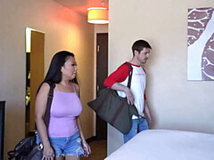 Leie, Schlafzimmer, Blasen, Geile alte tussi, Familie, Mutti, Natürlichen titten, Sohn