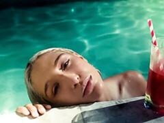 デカ尻, 指いじり, キス, レズビアン, なめる, オナニー, ストリッピング, タトゥー