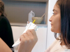 Leie, Asiatisch, Braunhaarige, Flotter vierer, Lecken, Pool, Hintern versohlen, Vibrator