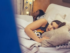 お尻, フェラチオ, 茶髪の, 指いじり, 異人種間, 剃毛, ティーン, 三人