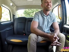 Sucer une bite, Voiture, Tromperie, Couple, En levrette, Faciale, Femelle, Doigter