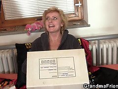 Schönheit, Blondine, Blasen, Geile alte tussi, Reif, Mutti, Stiefmutter, Flotter dreier