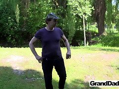 Grosser schwanz, Hundestellung, Grossvater, Hd, Lecken, Im freien, Öffentlich, Muschi