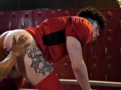 In den arsch, Arschlecken, Blasen, Schwul, Handjob, Interrassisch, Tätowierung