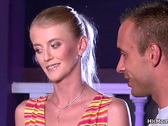 Blondine, Vollbusig, Lesbisch, Milf, Mutti, Muschi, Stiefmutter, Jungendliche (18+)