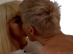 Gros cul, Blonde, Tromperie, Pieds, Jeans, Fille latino, Léchez, Chatte