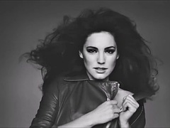 Gros seins, Bikini, Brunette brune, Européenne, Lingerie, Masturbation, Nénés