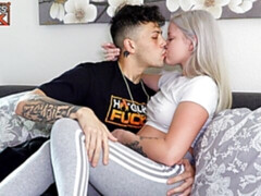 Grosse bite, Blonde, Sucer une bite, En levrette, Seins naturels, Maigrichonne, Tatouage, Nénés