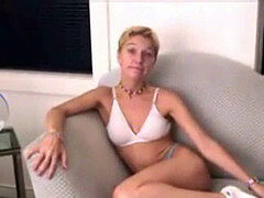 Leie, Masturbation, Reif, Milf, Kurzes haar, Solo, Spielzeuge