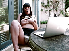 Enthousiasteling, Grote kont, Grote mammen, Bruinharig, Vingeren, Masturbatie, Alleen, Strippen