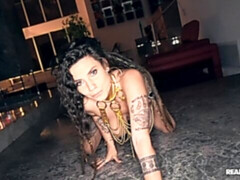 お尻, 黒人, フェラチオ, 茶髪の, 車, バック, 淫乱熟女, タトゥー