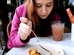 Dansen, Extreem, Vuisten, Masturbatie, Orgasme, Openbaar, Spuiten, Onder de rok