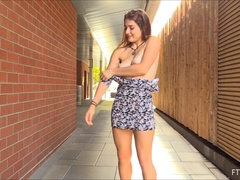 Dansant, Extrême, Masturbation, Orgasme, Public, Solo, Jouets, Sous la jupe