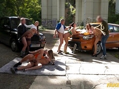 Grote kont, Grote lul, Blond, Pijpbeurt, Rondborstig, Orgie, Kousen, Tieten likken