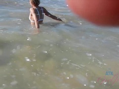 Culo, Bikini, Rubia, Mamada, Al aire libre, Público, Pezones inflados, Mojado
