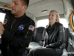 Enthousiasteling, Grote mammen, Blond, Auto, Hondjeshouding, Hardcore, Masturbatie, Openbaar