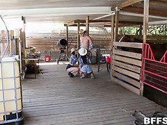 Sucer une bite, Queue, Petite amie, Hd, De plein air, Chatte, Suçant, Attachée