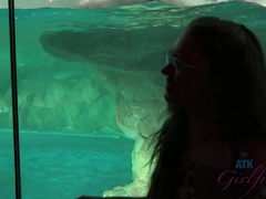 Brunette brune, Nourriture, Petite amie, Masturbation, Orgasme, Pov, Public, Nénés