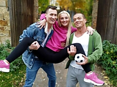 18 jaar, Grote kont, Blond, Pijpbeurt, Hondjeshouding, Natuurlijke tieten, Tiener, Tieten likken