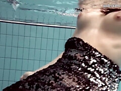 Culo, Tetas grandes, Fetiche, Desnudo, Piscina, Público, Hermanas, Solo