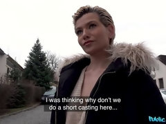 Sucer une bite, Européenne, Pov, Public, Chatte, Cheveux courts, Tatouage, String