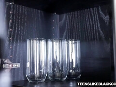 18 jaar, Enthousiasteling, Sperma in mond, Lul, Likken, Monster, Natuurlijke tieten, Tiener