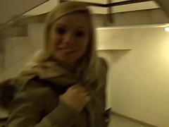 Leie, Blondine, Blasen, Auto, Aufs gesicht abspritzen, Pov, Öffentlich, Realität