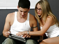 18, デカ尻, デカチン, フェラチオ, 手コキする, なめる, オナニー, ティーン