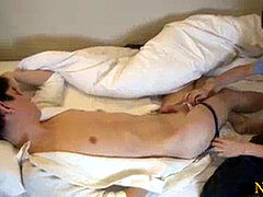 Asiatique, Sucer une bite, Tir de sperme, Homosexuelle, Branlette thaïlandaise, Hard, Masturbation, Adolescente