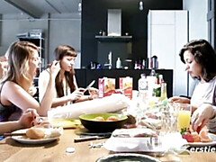 Verga grande, Tetona, Corridas, Penetracion con dedos, Pequeña, Piscina, Ruso, Tetas