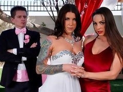 Tetas grandes, Morena, Estilo perrito, Besar, Strapon, Estriptis, Tatuaje, Juguetes