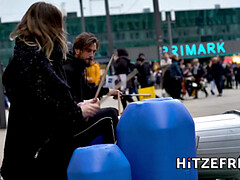 Blondine, Dildo, Masturbation, Öffentlich, Socken, Solo, Titten, Spanner