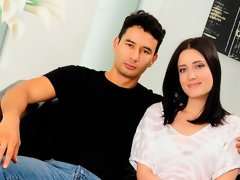 Arsch, Blasen, Braunhaarige, Handjob, Küssen, Lecken, Muschi, Jungendliche (18+)