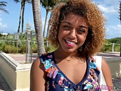 Sucer une bite, Voiture, En levrette, Interracial, Seins naturels, Maigrichonne, Adolescente, Nénés