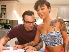 Attrapée, En levrette, Branlette thaïlandaise, Interracial, Cuisine, Léchez, Tatouage, Adolescente
