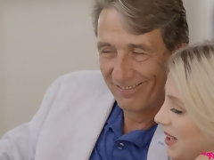 Blonde, Éjaculation interne, Branlette thaïlandaise, Petite femme, Rugueux, Rasée, Fessée, Grande