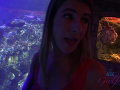 Amateur, Salle de bains, Brunette brune, Robe, Doigter, Orgasme, Pov, Rasée