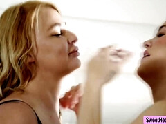 18 jahre, Grosse titten, Blondine, Lesbisch, Lingerie, Masturbation, Orgasmus, Rasiert