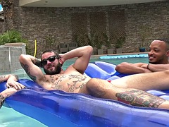 Anal, Bikini, Interracial, Al aire libre, Piscina, Chupando, Tatuaje, Trio