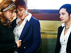 18 años, Cuarto de baño, Penetracion con dedos, Besar, Lamidas, Flaco, Adolescente, Tetas