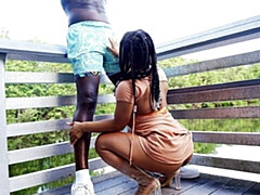 Gros cul, Grosse bite, Sucer une bite, Brunette brune, En levrette, Interracial, Mère que j'aimerais baiser, De plein air