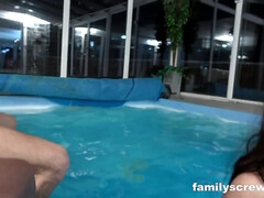 Tetas grandes, Mamada, Grupo, Grupo, Casero, Orgía, Piscina, Tabú