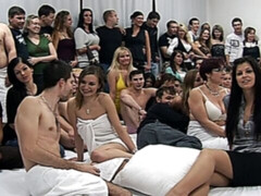 Leie, Blasen, Braunhaarige, Gruppe, Natürlichen titten, Orgie, Rasiert, Jungendliche (18+)