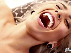 Brunette brune, Embrassement, Léchez, Chatte, Rasée, Cheveux courts, Maigrichonne, Nénés