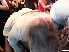 Amateur, Grosse bite, Brunette brune, Groupe, Branlette thaïlandaise, Fête, Piercing, Jarretelles