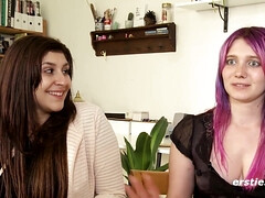 Amateur, Brunette brune, Doigter, Allemand, Lesbienne, Seins naturels