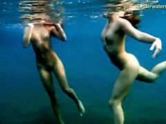 Cul, Gros seins, Brunette brune, Hd, Lesbienne, Piscine, Public, Nénés