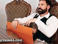 Arsch, Grosser arsch, Grosse titten, Blasen, Bekleidet, Hundestellung, Hd, Büro