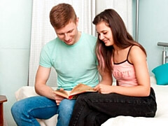 Chambre à dormir, Gros cul, Grosse bite, Gros seins, Sucer une bite, Brunette brune, Maigrichonne, Adolescente