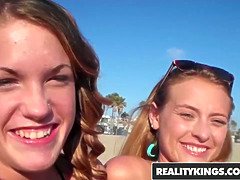 Leie, Bisexuell, Handjob, Lecken, Öffentlich, Muschi, Rasiert, Flotter dreier